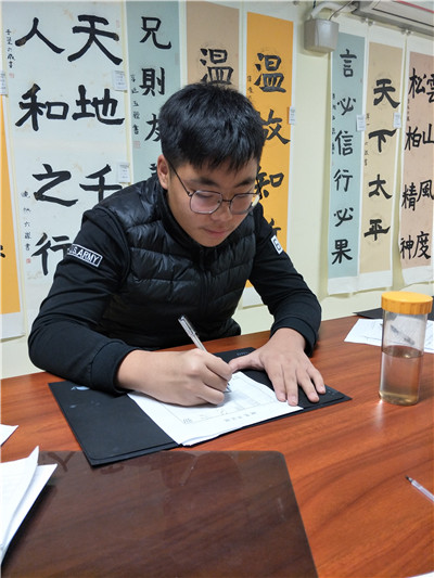 洪靖宇