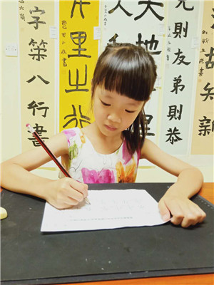 梁馨月